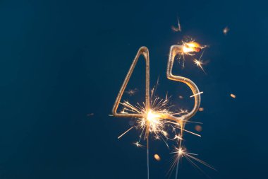 45 yıl boyunca 45 numara Bengal yangınlarıyla yapılan şenlik arka planını kutladık..