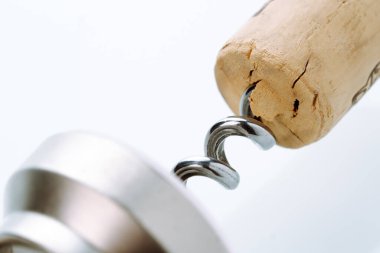 Şarap mantarı ve tirbuşonun dokusunu ve karmaşık detaylarını gösteren yakın çekim makro fotoğraf, şarap ve restoranla ilgili kavramlar için mükemmel..