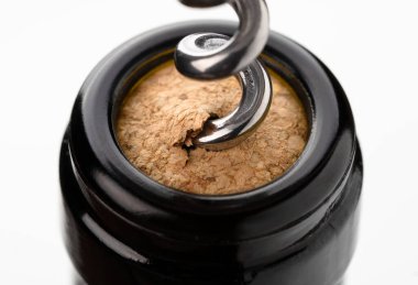 Açmak için tirbuşon delici şarap mantarının yakın plan görüntüsü, metal spiral ve mantar dokusuna özenle odaklanmış. Makro fotoğraf konsepti şarap şişesinin tıpasını açmak.