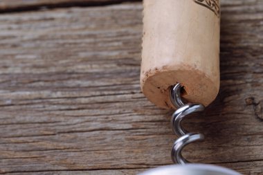 Şarap mantarı ve tirbuşon yakın plan fotokopi alanı olan ahşap masa. Şarap ve restoranla ilgili kavramlar için mükemmel..