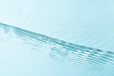 Su dalgalarının dingin güzelliği düz bir çizgi oluşturuyor. Tasarım projeleri ve minimalist tarzda arka planlar için mükemmel.