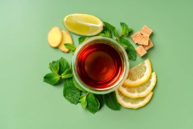 Limon, zencefil, nane şekeri, kamış şekeri ve limondan yapılmış çay kompozisyonu. Üst görünüm.