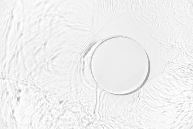 Kozmetik ürün sunumu sahnesi. Su yüzeyinde boş yuvarlak cam podyumla yapılmış. Ürün yerleştirmedeki tazeliği ve doğal saflığı vurgulamak için mükemmel..