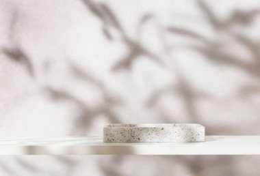 Güzellik kozmetik ürünleri sunumu sunum sahnesi beyaz taş tepsi ile yapılmış zarif iç kısımda.