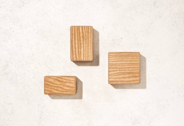 Ürün sunumu, ürün yerleştirme için dokulu ahşap şekillerle yapılmış düz maket sahnesi. Stüdyo fotoğrafçılık.