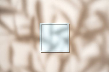 Düz ürün sunum sahnesi beyaz kare şekilli podyum yumuşak bej arka planda güneş ışığı altında yapılır. Modern tasarım kavramları için mükemmel, bu fotoğrafçılık basitliğin özünü yakalar..