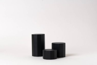 Güzellik kozmetik ürünleri sunumu sahnesi üç siyah sütun podyumu sahnesiyle yapıldı. Kozmetik, parfüm, mücevher ve modern marka görselleri için ideal. Stüdyo fotoğrafçılık.