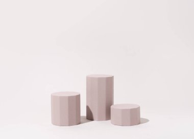 Kozmetik ürünleri sunumu, güneş ışığında üç bej sütun podyumu sahnesiyle yapılmış. Kozmetik, parfüm, mücevher ve modern marka görselleri için ideal. Stüdyo fotoğrafçılık.