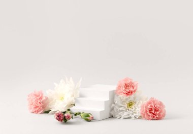 Güzellik Kozmetik Ürünleri Sunum Podyumu White Stairs Prop ve Doğal Çiçekler ile Beyaz Arkaplanda yapıldı. Stüdyo Fotoğrafçılığı.