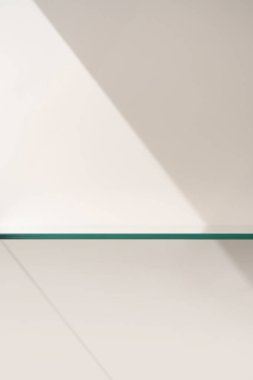 Yumuşak Doğal Işık ve Gölgelerle Minimalist Cam Raflar Model Şablonu