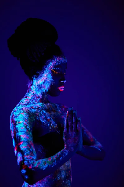 Young Slim Black Prayer Woman Colorful Fluorescent Prints Skin Beautiful — Stockfoto