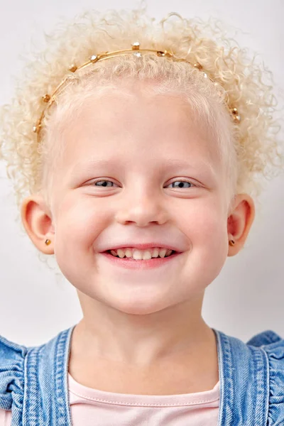 Happy Caucasian Kid Girl Has Broad Smile Shows Perfect Teeth —  Fotos de Stock