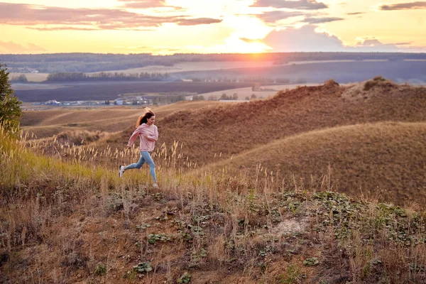 Female Training Jogging Free Young Woman Runs Summer Field Sunset — Stock Photo, Image