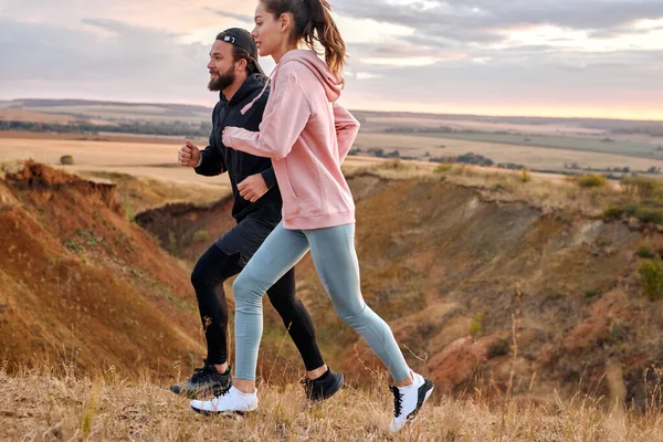Athlete Couple Running Jogging Outdoors Together Talking Enjoying Sport City — Stok fotoğraf