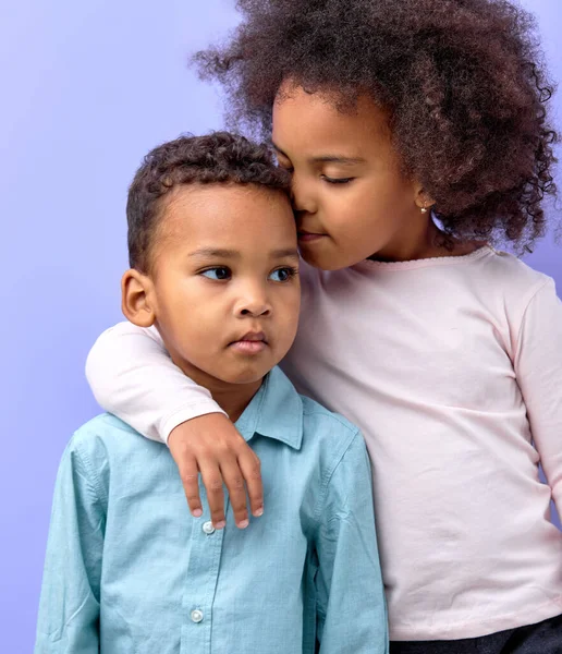 Φωτογραφία Από Δύο Μικρά Μαύρα Παιδιά Ευτυχισμένη Αγκαλιάσει Την Οικογένεια — Φωτογραφία Αρχείου
