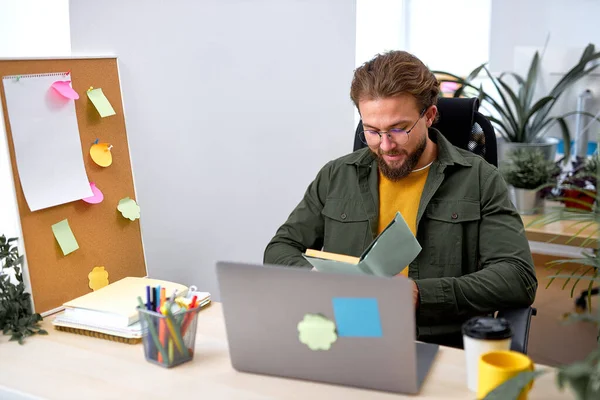 Smiling Handsome Office Worker Man Sit Reading Plan Holding Notebook — Stock Photo, Image