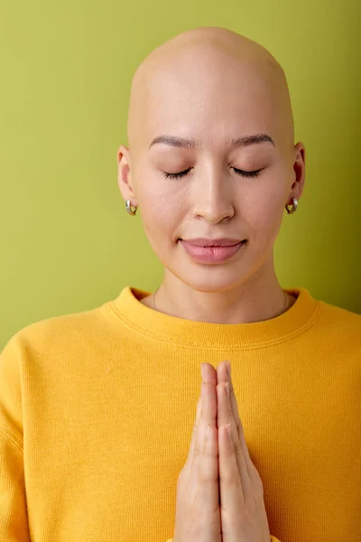 Beautiful Young Caucasian Bald Hairless Woman Praying Keeping Hands Together — Photo