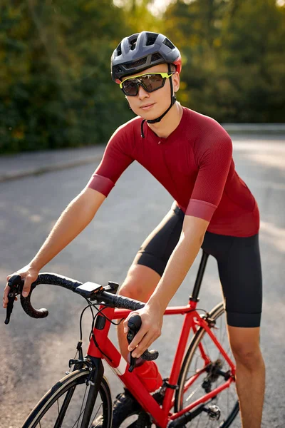 Подходящий Человек Едет Велосипеде Дороге Концепция Спорта Активной Жизни Атлет — стоковое фото
