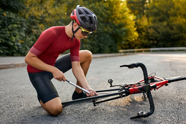 Bike Maintenance Sportsman Pumping Tyre Outdoors Daytime Young Caucasian Guy — Fotografia de Stock