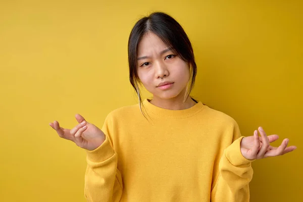 Правда Шокированная Разочарованная Молодая Азиатка Повседневной Одежде Удивлена Стоя Изолированно — стоковое фото