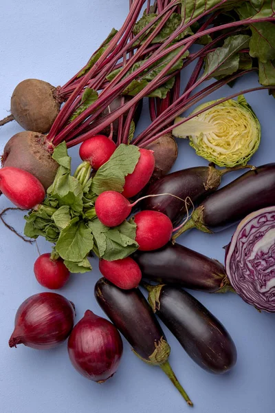 玉ねぎ キャベツ ビート人気の野菜スパイスの概念 柔らかい紫色の背景に散在する新鮮な美しい野菜の上からの眺め上からの眺めフラットレイ — ストック写真