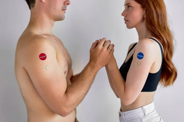 Lovely Caucasian Couple Showing Covid Vaccine Arm Concept Global Coronavirus — Stock Photo, Image