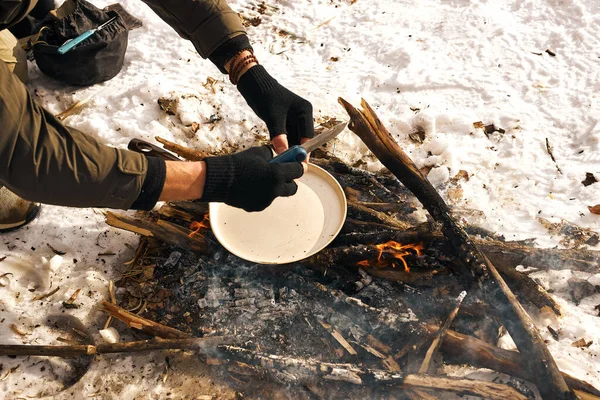 Cropped Tourist Man Making Meal Campfire Forest Winter Forest Nature — Stockfoto
