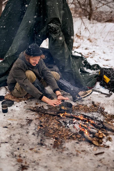 Happy Man Warming Hands Bonfire Nature Cold Season Winter Travel — Stockfoto