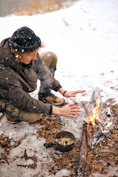 Man Warming Hands Bonfire Nature Cold Season Winter Travel Lifestyle — Stock Photo, Image