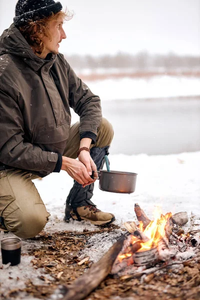 Tourist Man Making Meal Campfire Forest Winter Forest Nature Caucasian — Foto de Stock
