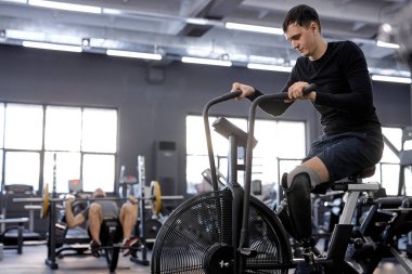 Harika bir gücü olan harika bir adam dayanıklılık ve kalori üretir. Yan görüş fotoğrafını kapat. motivasyon, kopyalama alanı