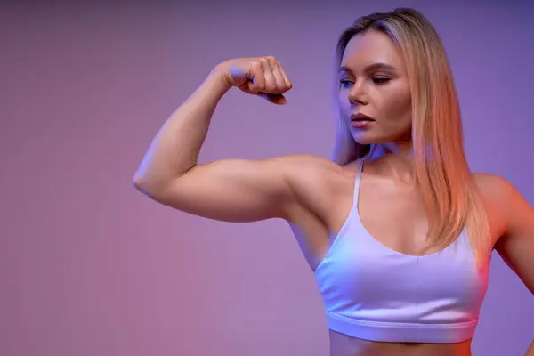 Menina Poderosa Mostra Bíceps Demonstra Mão Forte Tem Figura Fina — Fotografia de Stock