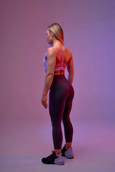 Stark Muskulös Sexig Kvinnlig Kropp Idrottskvinna Snygga Lyxiga Sportkläder Isolerad — Stockfoto