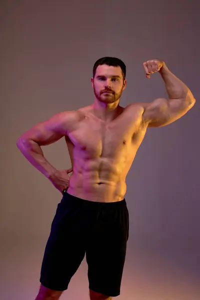 Strong Bodybuilder Black Shorts Shows His Biceps Success Motivation Good — Stock Photo, Image