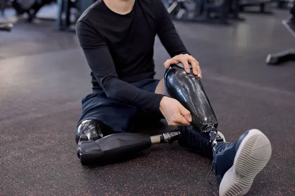Facet Stylowej Odzieży Sportowej Zdejmuje Protezę Nogi Treningu Zamyka Przycięte — Zdjęcie stockowe