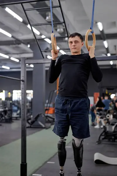 Uomo Forte Sicuro Con Allenamento Protesi Alle Gambe Sugli Anelli — Foto Stock