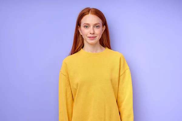 Πορτρέτο Της Νεαρής Καυκάσιας Κοκκινομάλλας Απλό Κίτρινο Πουκάμισο Που Ποζάρει — Φωτογραφία Αρχείου