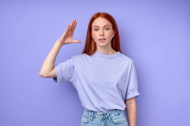 Havalı giysiler içinde çekici bir kızıl saçlı kadın. En ufak bir şey göstermiyor. Portre stüdyosu çekimleri, çocukları eğlendiren öğretmenler, çocuklar.