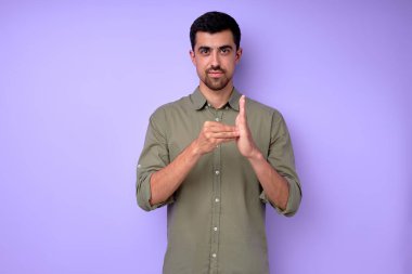 500 numarayı gösteren çekici bir adam. Avuç içi ve parmakları var. Yakın plan, mavi arka plan.