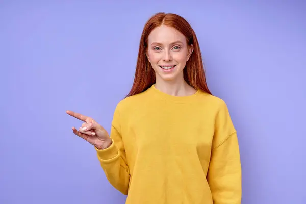 Bela Mulher Ruiva Confiante Feliz Suéter Elegante Amarelo Demonstrando Letra — Fotografia de Stock