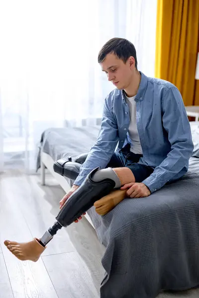 Handsome Man Wearing Prosthesis Leg Morning Preparing Day Bright Bedroom — Stock Photo, Image