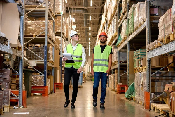 Retail Warehouse Full Shelves Goods Two Caucasian Male Workers Supervisors — Stock fotografie