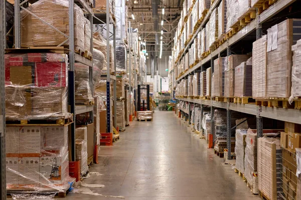 パレットおよび箱が付いている倉庫の内部 典型的な生産貯蔵部の内部 棚の商品 — ストック写真