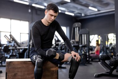 Ciddi adam tüm vücut egzersizlerine odaklan. kas yapmanın, gücünü artırmanın, vücut yağlarını kaybetmenin ve atletizmi geliştirmenin en iyi yolu..