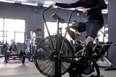 Bisikletli erkek yapay bacaklarının yakın plan çekimleri. Bacaklara odaklan. fitness.