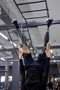 Jimnastik salonunda yoğun antrenman yapan muhteşem bir sporcu. Atış, koordinasyon, Örümcek Adam.