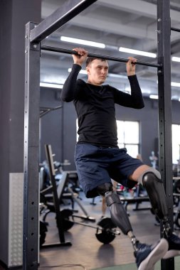 Kendine güvenen sporcu, spor salonundaki barda çalışmaya yoğunlaşmıştı. Tam boy atış, dayanıklılık eğitimi.