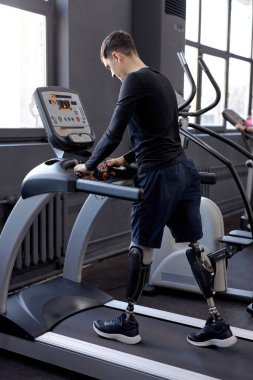 Genç adam kazadan sonra rehabilitasyona giriyor. Tam boy yan görüş, günlük çekim. motivasyon, sağlık ve vücut bakımı sağlık