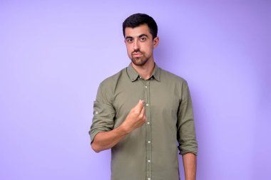 Genç ve çekici bir adam kendini gösteriyor. Bana mı soruyorsun, yakın plan mı?