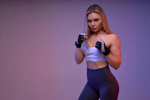 Vacker Allvarlig Säker Blond Kvinnlig Boxare Tittar Kameran Förbereder Sig — Stockfoto
